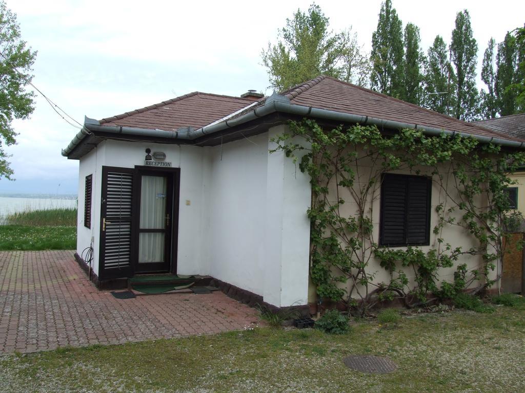 Aranyhid Hotel Balatonboglar Bagian luar foto