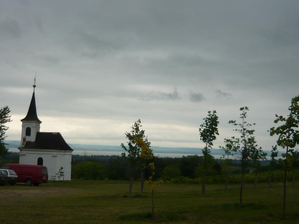 Aranyhid Hotel Balatonboglar Bagian luar foto
