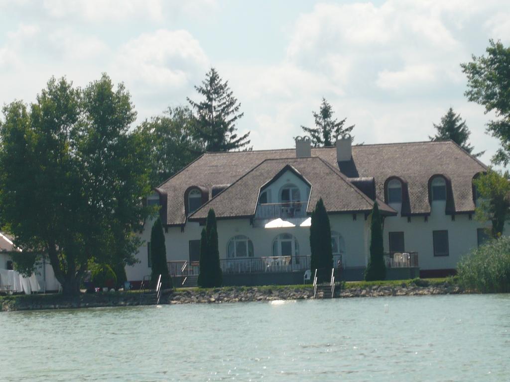 Aranyhid Hotel Balatonboglar Bagian luar foto