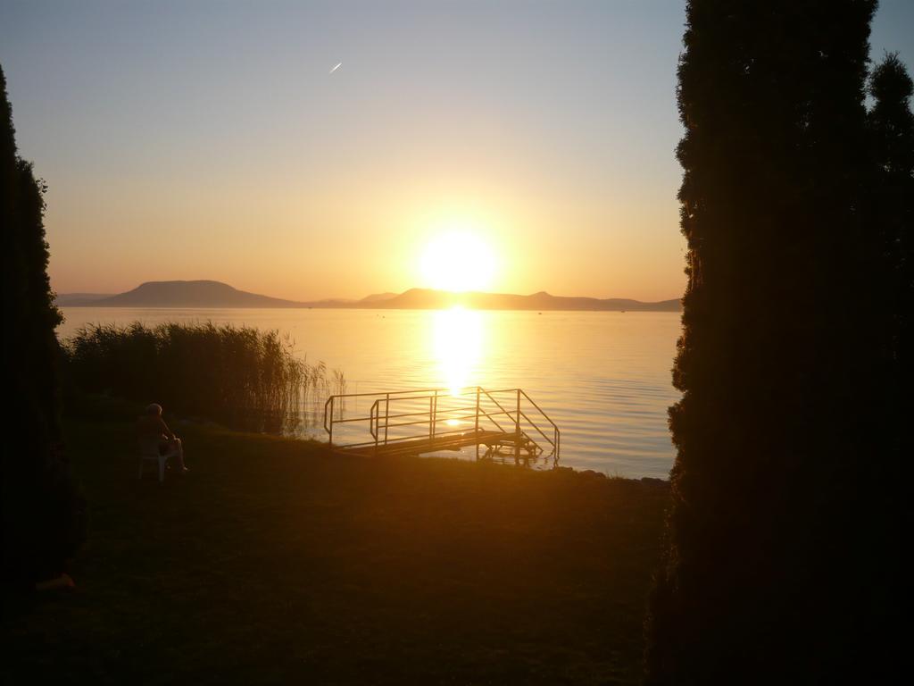 Aranyhid Hotel Balatonboglar Bagian luar foto