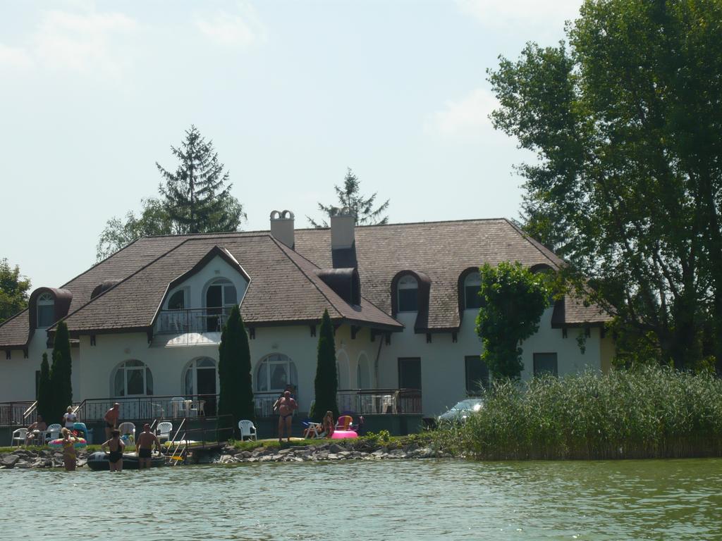 Aranyhid Hotel Balatonboglar Bagian luar foto